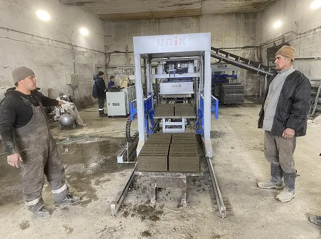 Por que a tecnologia de servovibração é fundamental para a fabricação de blocos de concreto?