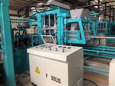 Máquina para fazer blocos ocos de concreto na Índia